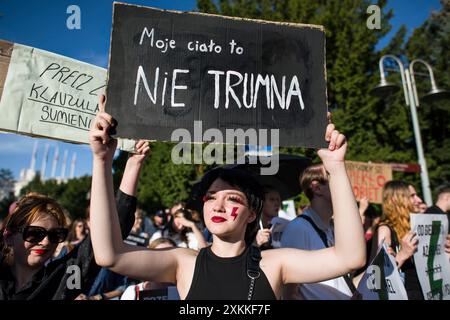 Ein Demonstrant hält während der Demonstration ein Plakat mit der Aufschrift „mein Körper ist kein Sarg“. Mehrere hundert Menschen protestierten vor dem parlament für das Scheitern der Liberalisierung des Abtreibungsgesetzes der Regierung von Ministerpräsident Tusk. Der Protest wurde von der Women's Strike Organisation (Strajk Kobiet) organisiert und von Marta Lempart geleitet. Am 12. Juli hat das polnische parlament einen Gesetzesentwurf abgelehnt, der das strenge Abtreibungsgesetz Polens abgeschwächt hätte. Während die Maßnahme von der Mehrheit der Regierungskoalition unter Premierminister Donald Tusk unterstützt wurde, wurde sie dank des konservativsten Elements o besiegt Stockfoto