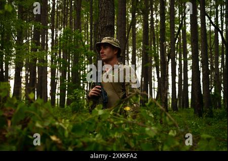 Ein US-Luftmann der 165th Security Forces Squadron, 165th Airlift Wing, Georgia Air National Guard, patrouilliert am 12. Juni 2024 während einer jährlichen Trainingsübung auf dem North Auxiliary Field, Joint Base Charleston, South Carolina. Der Zweck der Übung vor Ort ist es, agile Kampfeinsätze einzusetzen und Flieger in die Lage zu versetzen, kritische Kriegsentscheidungen mit begrenzten Ressourcen und Werkzeugen in einem simulierten, feindlichen Umfeld zu treffen. (Foto der U.S. Air National Guard von Senior Airman Victoria Coursey) Stockfoto