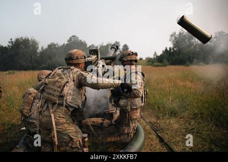 Soldaten der Iowa Army National Guard, die Batterie A, 1. Bataillon, 194th Field Artillery Regiment, 2nd Brigade Combat Team, 34th Infantry Division, Iowa Army National Guard, führen während einer XCTC-Rotation (Exportable Combat Training Capabilities) eine Live-Feuerübung mit einem M119A3 Haubitzer durch. Als Mitglieder der Kanonenbesatzung gehören sie zum Betrieb und zur Wartung der Artillerieausrüstung, zum Laden und Abfeuern von Haubitzen und zum Ausführen von Feuermissionen. (Foto der Nationalgarde der US-Armee von SPC. Armani Wilson) Stockfoto