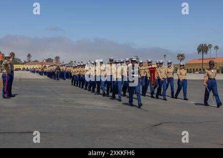 U.S. Marines mit Delta Company, 1. Rekrut Training Battalion, marschieren in Formation während einer Abschlussfeier im Marine Corps Recruit Depot San Diego, Kalifornien, 19. Juli 2024, 2024. Der Abschluss fand nach Abschluss der 13-wöchigen Transformation statt, die Training für Drill, Schusskunst, grundlegende Kampffähigkeiten und die Bräuche und Traditionen des Marine Corps beinhaltete. (Foto des U.S. Marine Corps von Lance CPL. Jacob B. Hutchinson) Stockfoto