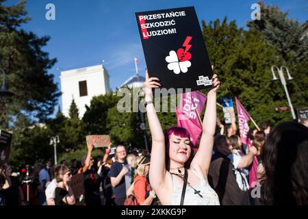 Ein Demonstrant hält während der Demonstration ein Schild mit Abtreibung. Mehrere hundert Menschen protestierten vor dem parlament für das Scheitern der Liberalisierung des Abtreibungsgesetzes der Regierung von Ministerpräsident Tusk. Der Protest wurde von der Women's Strike Organisation (Strajk Kobiet) organisiert und von Marta Lempart geleitet. Am 12. Juli hat das polnische parlament einen Gesetzesentwurf abgelehnt, der das strenge Abtreibungsgesetz Polens abgeschwächt hätte. Während die Maßnahme von der Mehrheit der Regierungskoalition unter Premierminister Donald Tusk unterstützt wurde, wurde sie durch das konservativste Element des herrschenden Lagers, das j Stockfoto