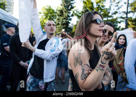 Ein Demonstrant hält einen Kleiderbügel als Symbol für illegale Abtreibung während der Demonstration. Mehrere hundert Menschen protestierten vor dem parlament für das Scheitern der Liberalisierung des Abtreibungsgesetzes der Regierung von Ministerpräsident Tusk. Der Protest wurde von der Women's Strike Organisation (Strajk Kobiet) organisiert und von Marta Lempart geleitet. Am 12. Juli hat das polnische parlament einen Gesetzesentwurf abgelehnt, der das strenge Abtreibungsgesetz Polens abgeschwächt hätte. Während die Maßnahme von der Mehrheit der Regierungskoalition unter Premierminister Donald Tusk unterstützt wurde, wurde sie dank des konservativsten Elements der besiegt Stockfoto