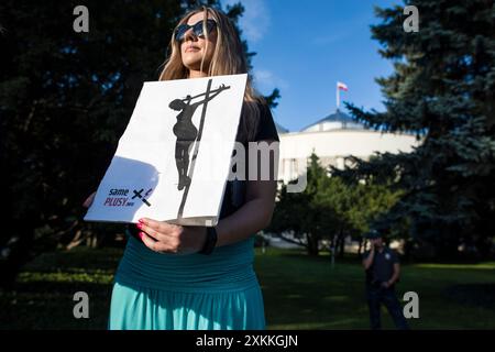 Ein Demonstrant hält während der Demonstration ein Schild mit Abtreibung. Mehrere hundert Menschen protestierten vor dem parlament für das Scheitern der Liberalisierung des Abtreibungsgesetzes der Regierung von Ministerpräsident Tusk. Der Protest wurde von der Women's Strike Organisation (Strajk Kobiet) organisiert und von Marta Lempart geleitet. Am 12. Juli hat das polnische parlament einen Gesetzesentwurf abgelehnt, der das strenge Abtreibungsgesetz Polens abgeschwächt hätte. Während die Maßnahme von der Mehrheit der Regierungskoalition unter Premierminister Donald Tusk unterstützt wurde, wurde sie durch das konservativste Element des herrschenden Lagers, das j Stockfoto