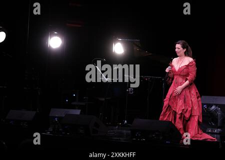 Die Sängerin Dulce Pontes tritt am 19. Juni 2024 im Teatro Albeniz auf 2024. Mit: Dulce Pontes Wo: Madrid, Spanien Wann: 22 Jun 2024 Credit: Oscar Gonzalez/WENN Stockfoto