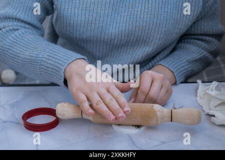 Kinder lufttrockene Tontätigkeit Handwerksidee. Schritt für Schritt Anleitung zum DIY-Prozess. Vorbereitung auf Weihnachtsbaumschmuck. Modernes Bio-Design, minimalistisches, frei von Kunststoffen, nachhaltiges Dekor Stockfoto