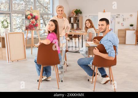 Kunstlehrerin mit Schülern während des Vorlesens in der Schule Stockfoto