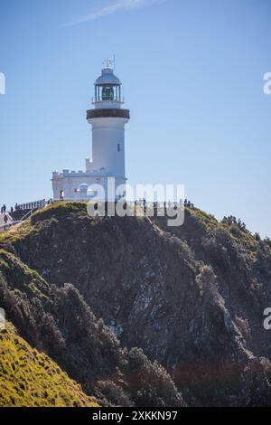 Cape Byron Lighthouse auf der Klippe am Cape Byron Lookout, Byron Bay, New South Wales, Australien. Stockfoto