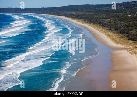 Am Tallow Beach, Byron Bay, New South Wales, Australien, rollt eine mächtige Welle zum Ufer Stockfoto