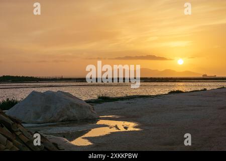 Goldene Stunde bei Sonnenuntergang im Naturschutzgebiet Saline di Trapani mit Salzfeldern, Contrada Nubia, Sizilien, Italien Stockfoto