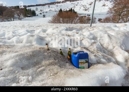 Leere Glasflaschen und Plastikkanister im Schnee von Skitouristen im Madonie Naturpark im Winter, Sizilien, Italien Stockfoto