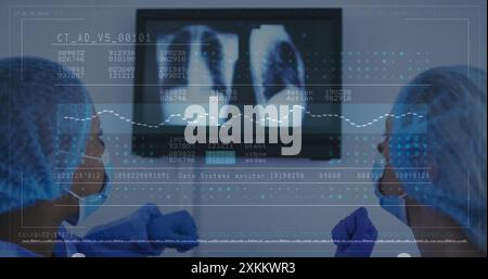 Bild von dna-Strängen und Datenverarbeitung über verschiedene Chirurgen im Krankenhaus Stockfoto