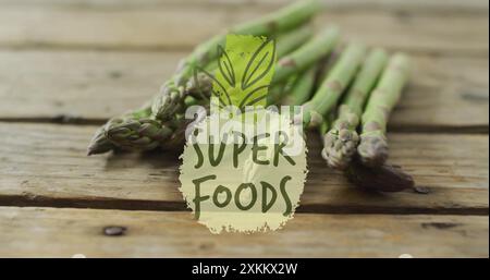 Super Food Textbild über Spargel auf Holzoberfläche Stockfoto