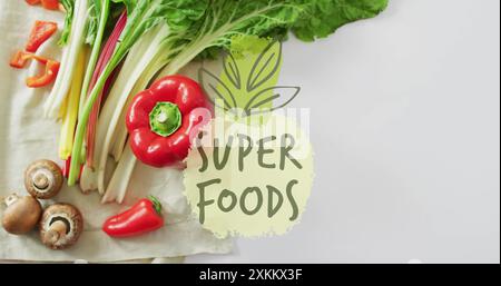 Super Food Textbild über frischem Gemüse, einschließlich Paprika und Pilzen Stockfoto