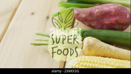 Superfood-Textbild über frischem Gemüse auf Holzoberfläche Stockfoto