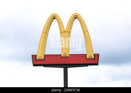 Bloomsburg, Usa. Juli 2024. Das McDonald's Logo wird am 23. Juli 2024 in einem McDonald's Restaurant in Bloomsburg, Pennsylvania, ausgestellt. McDonald's verlängert sein beliebtes 5-Dollar-Angebot in den meisten US-Restaurants über die anfängliche vierwöchige Laufzeit hinaus, die am 25. Juni begann. Die Mahlzeit im Wert von 5 $ umfasst eine Auswahl zwischen einem McDouble Burger oder McChicken Sandwich, einem vierteiligen Huhn McNuggets, kleinen Pommes Frites und einem kleinen alkoholfreien Getränk. (Foto: Paul Weaver/SIPA USA) Credit: SIPA USA/Alamy Live News Stockfoto