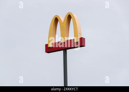 Mifflinville, Usa. Juli 2024. Das McDonald's Logo wird am 23. Juli 2024 in einem McDonald's Restaurant in der Nähe von Nescopeck, Pennsylvania, ausgestellt. McDonald's verlängert sein beliebtes 5-Dollar-Angebot in den meisten US-Restaurants über die anfängliche vierwöchige Laufzeit hinaus, die am 25. Juni begann. Die Mahlzeit im Wert von 5 $ umfasst eine Auswahl zwischen einem McDouble Burger oder McChicken Sandwich, einem vierteiligen Huhn McNuggets, kleinen Pommes Frites und einem kleinen alkoholfreien Getränk. (Foto: Paul Weaver/SIPA USA) Credit: SIPA USA/Alamy Live News Stockfoto