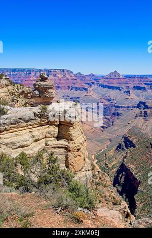 Bunte Felsformationen jenseits der erodierten Kaibab Kalksteinvorsprünge am Südrand des Grand Canyon Stockfoto