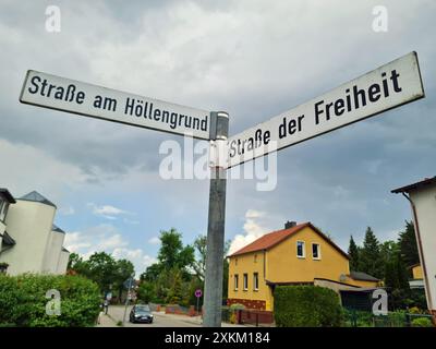 05.05.2024, Deutschland, Brandenburg, Zeuthen - ursprünglicher Straßenname, Straße am Hoellengrund und Straße der Freiheit. 00A240505D004CAROEX.JPG [MODELL REL Stockfoto