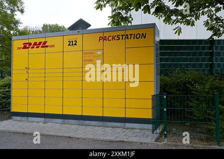 23.04.2024, Deutschland, Berlin, Berlin - Eine DHL-Packstation vor einem Turmblock in Berlin-Mitte. 00R240423D178CAROEX.JPG [MODELLVERSION: NICHT APP Stockfoto