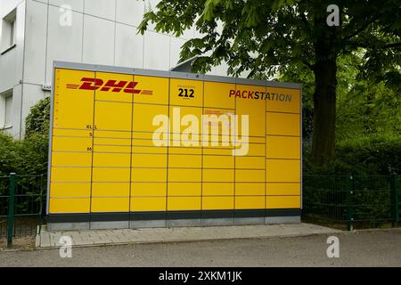 23.04.2024, Deutschland, Berlin, Berlin - Eine DHL-Packstation vor einem Turmblock in Berlin-Mitte. 00R240423D176CAROEX.JPG [MODELLVERSION: NICHT APP Stockfoto