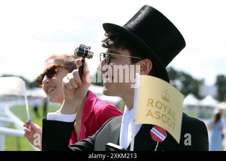 22.06.2023, Vereinigtes Königreich, Windsor, Ascot - elegant gekleideter junger Mann mit Schwänzen und Hut beim Royal Ascot Pferderennen. 00S230622D235CAROEX.JPG [ Stockfoto