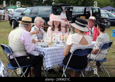 21.06.2023, Vereinigtes Königreich, Windsor, Ascot - Leute, die während der Royal Ascot Rennwoche auf dem Parkplatz picknicken. 00S230621D220CAROEX.JPG [MODELLVERSION: N Stockfoto