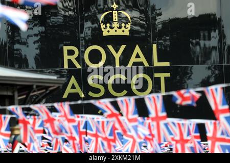 21.06.2023, Vereinigtes Königreich, Windsor, Ascot - Royal Ascot Schriftzug und Nationalflaggen von Großbritannien. 00S230621D219CAROEX.JPG [MODELLVERSION: NICHT AP Stockfoto