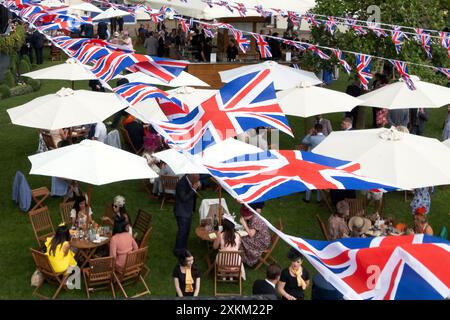 21.06.2023, Vereinigtes Königreich, Windsor, Ascot - Menschen, die während der Royal Ascot Rennwoche essen. 00S230621D218CAROEX.JPG [MODELLVERSION: NEIN, EIGENSCHAFTSRELE Stockfoto