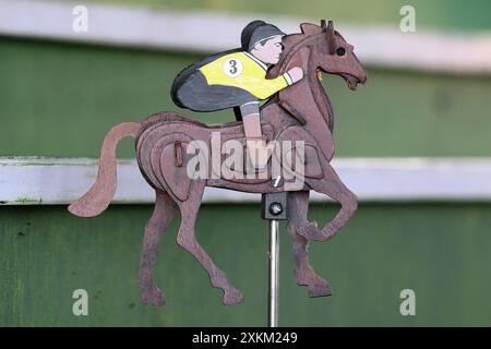 30.09.2023, Frankreich, Paris - Pferd und Reiterfigur beim Pferderby auf dem Messegelände. 00S230930D128CAROEX.JPG [MODELLVERSION: NICHT ZUTREFFEND, EIGENSCHAFT R Stockfoto