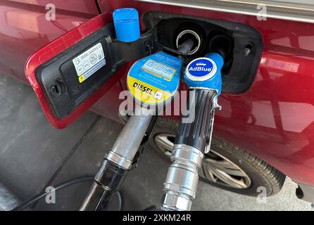 26.09.2023, Deutschland, Berlin - symbolisches Foto: Auto wird mit Diesel und AdBlue betankt. 00S230926D276CAROEX.JPG [MODELLVERSION: NICHT ZUTREFFEND, PR Stockfoto