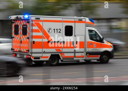 17.10.2023, Deutschland, Berlin - Dynamik: St. John Ambulanz auf Mission. 00S231017D281CAROEX.JPG [MODELLFREIGABE: NEIN, EIGENSCHAFTSFREIGABE: NEIN (c) caro im Stockfoto