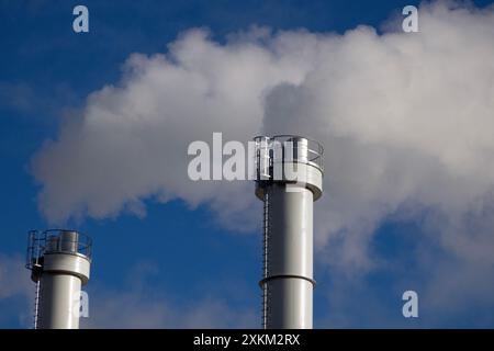 25.11.2023, Deutschland, , Berlin - Rauchschornsteine des BTB-Heizkraftwerks Adlershof. 00S231125D472CAROEX.JPG [MODELLVERSION: NICHT ZUTREFFEND, P Stockfoto