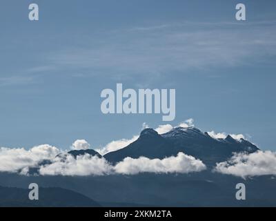 Chalco, Mexiko. Juli 2024. Blick auf den Vulkan Iztaccihuatl (schlafende Frau) und den Vulkan Popocatepetl (Don Goyo), der durch die Freisetzung einer Fumarole aus Wasserdampf aktiv ist, die am 23. Juli 2024 im gesamten östlichen Teil des mexikanischen Tals in Chalco, Bundesstaat Mexiko, beobachtet wird. (Foto: Josue Perez/SIPA USA). Quelle: SIPA USA/Alamy Live News Stockfoto