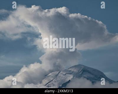 Chalco, Mexiko. Juli 2024. Blick auf den Vulkan Iztaccihuatl (schlafende Frau) und den Vulkan Popocatepetl (Don Goyo), der durch die Freisetzung einer Fumarole aus Wasserdampf aktiv ist, die am 23. Juli 2024 im gesamten östlichen Teil des mexikanischen Tals in Chalco, Bundesstaat Mexiko, beobachtet wird. (Foto: Josue Perez/SIPA USA). Quelle: SIPA USA/Alamy Live News Stockfoto