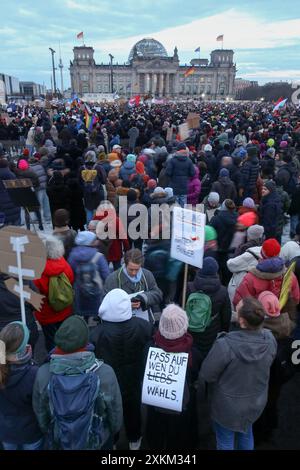 21.01.2024, Deutschland, , Berlin - Menschen demonstrieren vor dem Reichstagsgebäude bei der Demonstration Demokratie verteidigen: Gemeinsam gegen Th Stockfoto