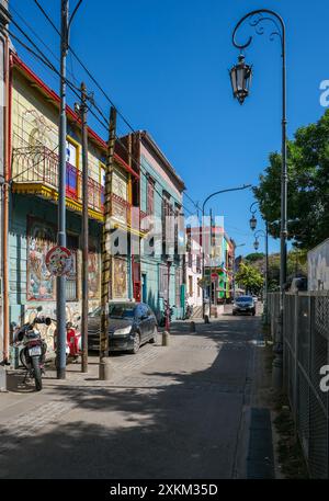 04.03.2024, Argentinien, Buenos Aires, Buenos Aires - La Boca, bunt bemalte Häuser im Hafenviertel rund um die El Caminito Gasse. La Boca Stockfoto