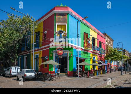 04.03.2024, Argentinien, Buenos Aires, Buenos Aires - La Boca, bunt bemalte Häuser im Hafenviertel rund um die El Caminito Straße. La Boca eme Stockfoto