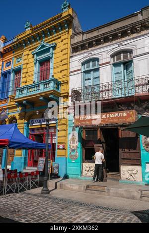 04.03.2024, Argentinien, Buenos Aires, Buenos Aires - La Boca, bunt bemalte Häuser im Hafenviertel rund um die El Caminito Gasse. La Boca Stockfoto