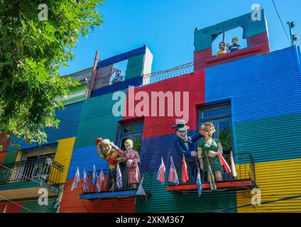 04.03.2024, Argentinien, Buenos Aires, Buenos Aires - La Boca, bunt bemalte Häuser im Hafenviertel rund um die El Caminito Gasse. Zahlen Stockfoto