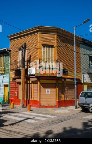 04.03.2024, Argentinien, Buenos Aires, Buenos Aires - La Boca, bunt bemalte Häuser im Hafenviertel rund um die El Caminito Gasse. La Boca Stockfoto