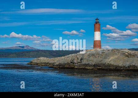 07.03.2024, Argentinien, Tierra del Fuego, Ushuaia - Leuchtturm Les Eclaireurs auf einem Felsen im Beagle Channel, der Beagle Channel ist eine natürliche Wasserstraße Stockfoto