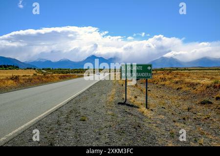 10.03.2024, Argentinien, Patagonien, El Calafate - Straße R11 mit wenig Verkehr zwischen dem Perito Moreno Gletscher und El Calafate vor dem Berg sc Stockfoto