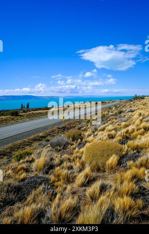 10.03.2024, Argentinien, Patagonien, El Calafate - die wenig befahrene Straße R11 zwischen dem Perito-Moreno-Gletscher und El Calafate verläuft entlang des Lago Ar Stockfoto