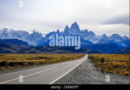 11.03.2024, Argentinien, Patagonien, El Chalten - Eine Landstraße mit wenig Verkehr in Richtung El Chaltén in Richtung Fitz Roy Massiv. El Chalt Stockfoto