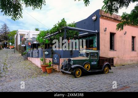 14.03.2024, Uruguay, Colonia, Colonia del Sacramento - Oldtimer parken in den Gassen der Altstadt. Colonia del Sacramento ist eine Stadt an der R Stockfoto