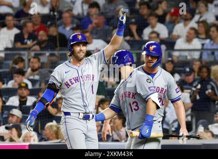 Bronx, Usa. Juli 2024. New York Mets Jeff McNeil feiert, nachdem er am Dienstag, den 23. Juli 2024, in New York City einen 2-RUN-Heimlauf im 6. Inning gegen die New York Yankees im Yankee Stadium absolviert hat. Foto: John Angelillo/UPI Credit: UPI/Alamy Live News Stockfoto