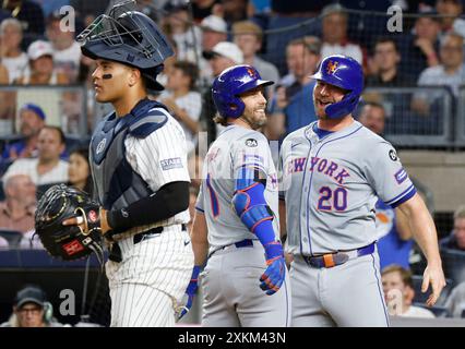 Bronx, Usa. Juli 2024. New York Mets Jeff McNeil feiert mit Pete Alonso, nachdem er am Dienstag, den 23. Juli 2024 in New York City einen 2-RUN-Heimlauf gegen die New York Yankees im 6. Inning im Yankee Stadium absolviert hatte. Foto: John Angelillo/UPI Credit: UPI/Alamy Live News Stockfoto