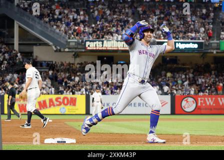 Bronx, Usa. Juli 2024. New York Mets Jeff McNeil feiert, nachdem er am Dienstag, den 23. Juli 2024, in New York City einen 2-RUN-Heimlauf im 6. Inning gegen die New York Yankees im Yankee Stadium absolviert hat. Foto: John Angelillo/UPI Credit: UPI/Alamy Live News Stockfoto