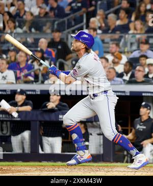 Bronx, Usa. Juli 2024. New York Mets Jeff McNeil feiert, nachdem er am Dienstag, den 23. Juli 2024, in New York City einen 2-RUN-Heimlauf im 6. Inning gegen die New York Yankees im Yankee Stadium absolviert hat. Foto: John Angelillo/UPI Credit: UPI/Alamy Live News Stockfoto