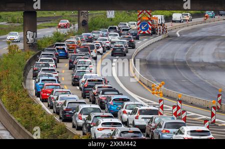 21.04.2024, Deutschland, Nordrhein-Westfalen, Duisburg - Stau auf der Autobahn A40 am Abzweig Kaiserberg. Die geschäftige Gegend mit der A40 und A3 Stockfoto